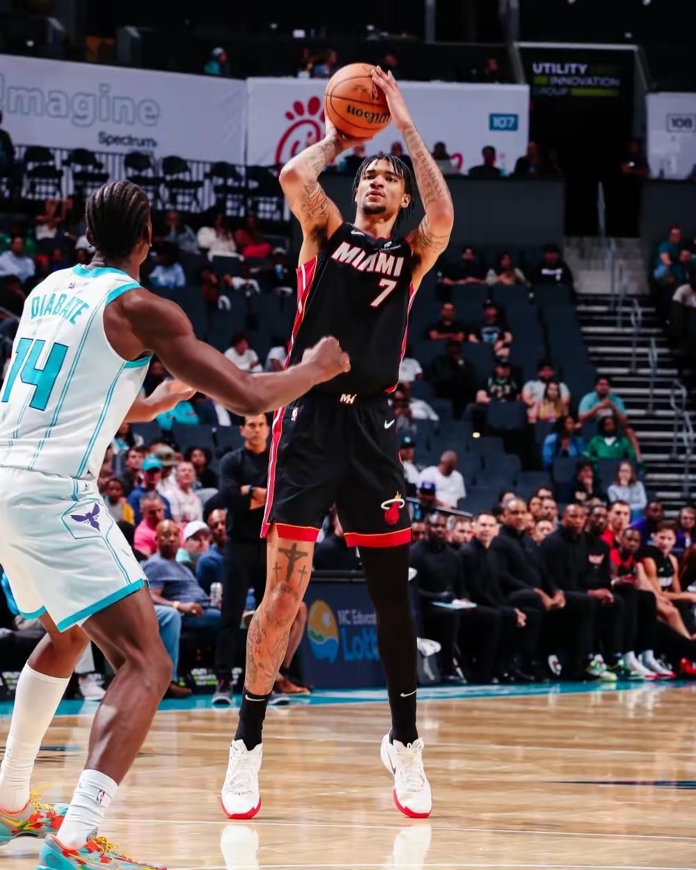 包含加时末段迈阿密热火备战欧冠；遗憾出局细节曝光；媒体盛赞；团队化学反应显著的词条