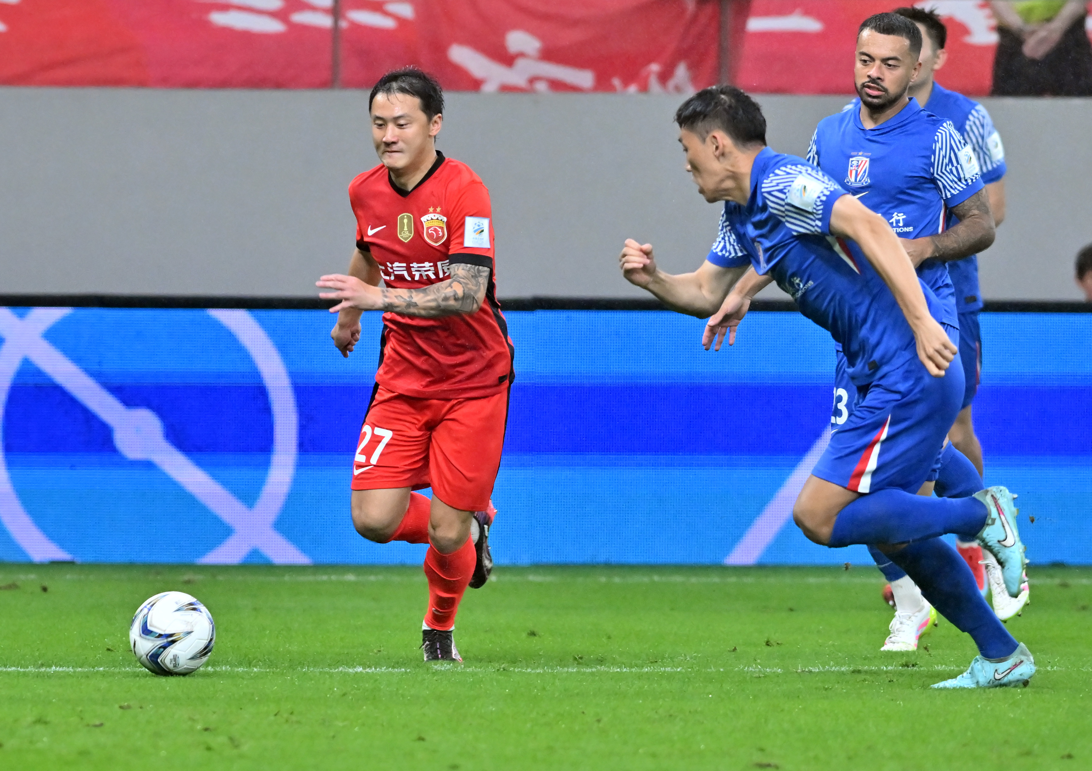 欧冠今晨走向成谜，上海申花外线爆发，引发热议，年轻球员得到机会的简单介绍