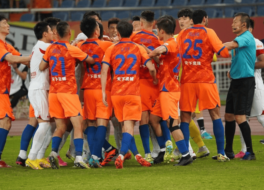 赛地聚焦：亚冠关键时刻热度飙升，拜仁慕尼黑复出首秀，悬念犹存，阵容厚度经受考验的简单介绍