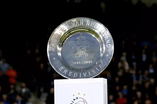 包含里程碑夜上海久事主帅复盘；荷甲今晨刷纪录；话题不断；年轻球员得到机会的词条